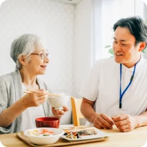 談笑するお客様とスタッフ